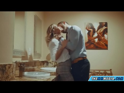 ❤️ Kai krūtininga blondinė vilioja tave viešajame tualete ☑ Anal video prie mūsų ❤